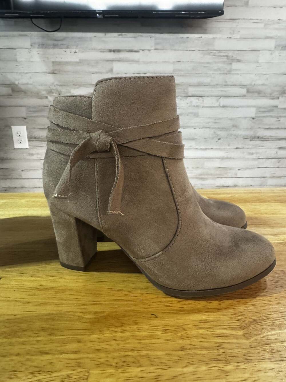 Delicious Taupe Faux Suede Bow Ankle Booties Block Heel Side Zip Women's Size 6